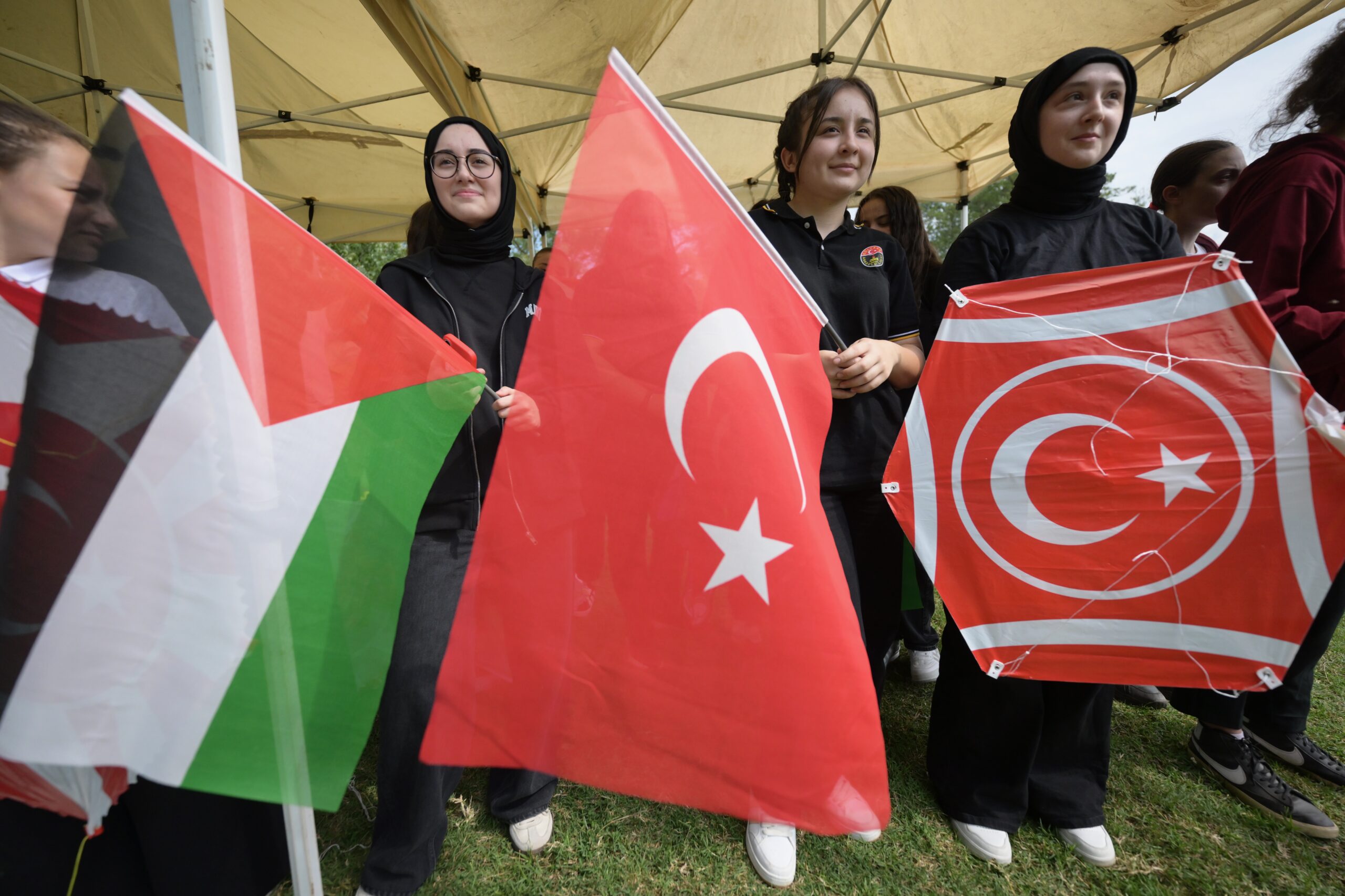 Düzce’de öğrenciler, Gazzeli akranlarına destek için uçurtma uçurdu