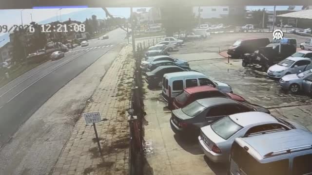 Düzce’de otomobil ile motosikletin çarpıştığı kaza güvenlik kamerasınca kaydedildi