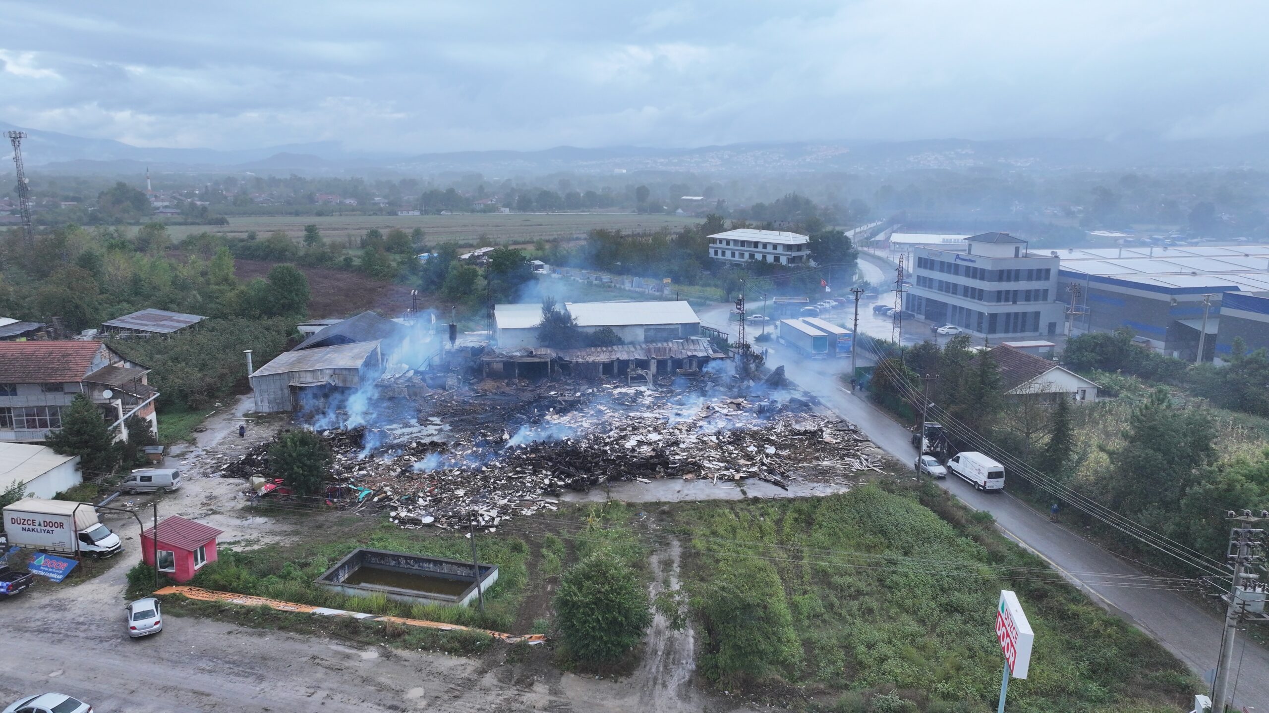 Düzce’de yangın çıkan ahşap kapı fabrikasında soğutma çalışmaları tamamlandı