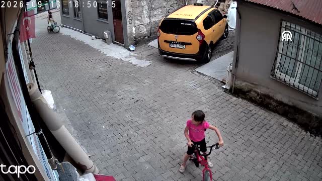 Giresun’da yerdeki Türk bayrağını alarak öpen çocuğa tablet hediye edildi