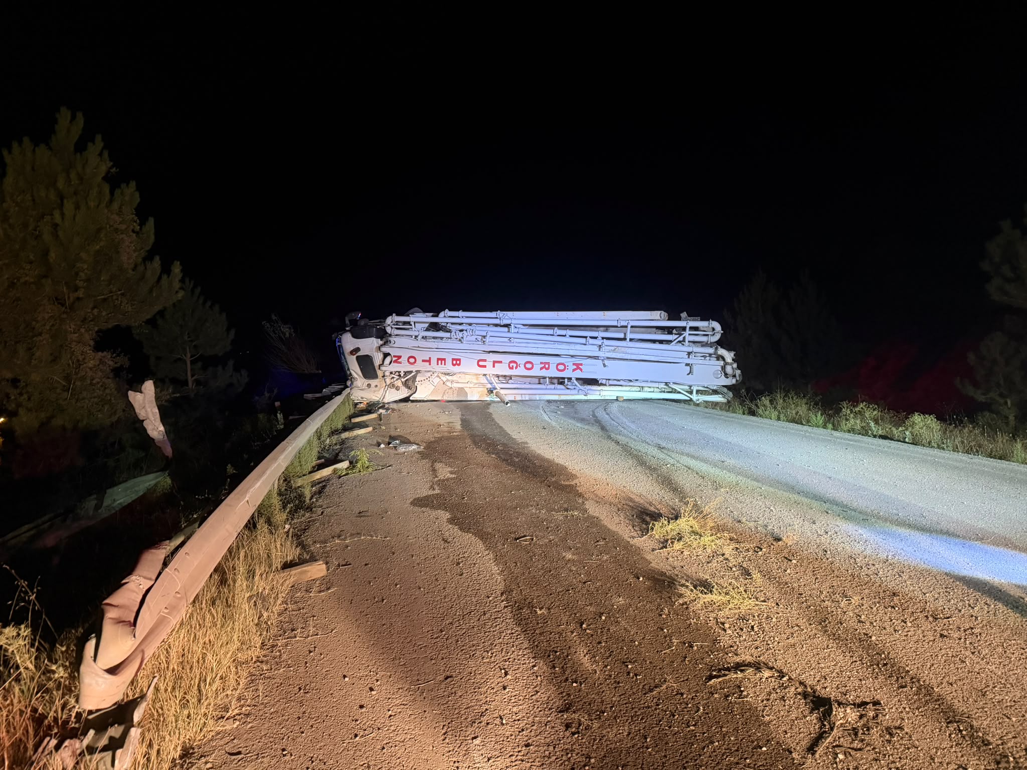 Göynük’te devrilen beton pompasındaki 2 kişi yaralandı