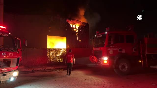 GÜNCELLEME 3 – Bolu’da geri dönüşüm malzemelerinin bulunduğu depoda çıkan yangın kontrol altına alındı
