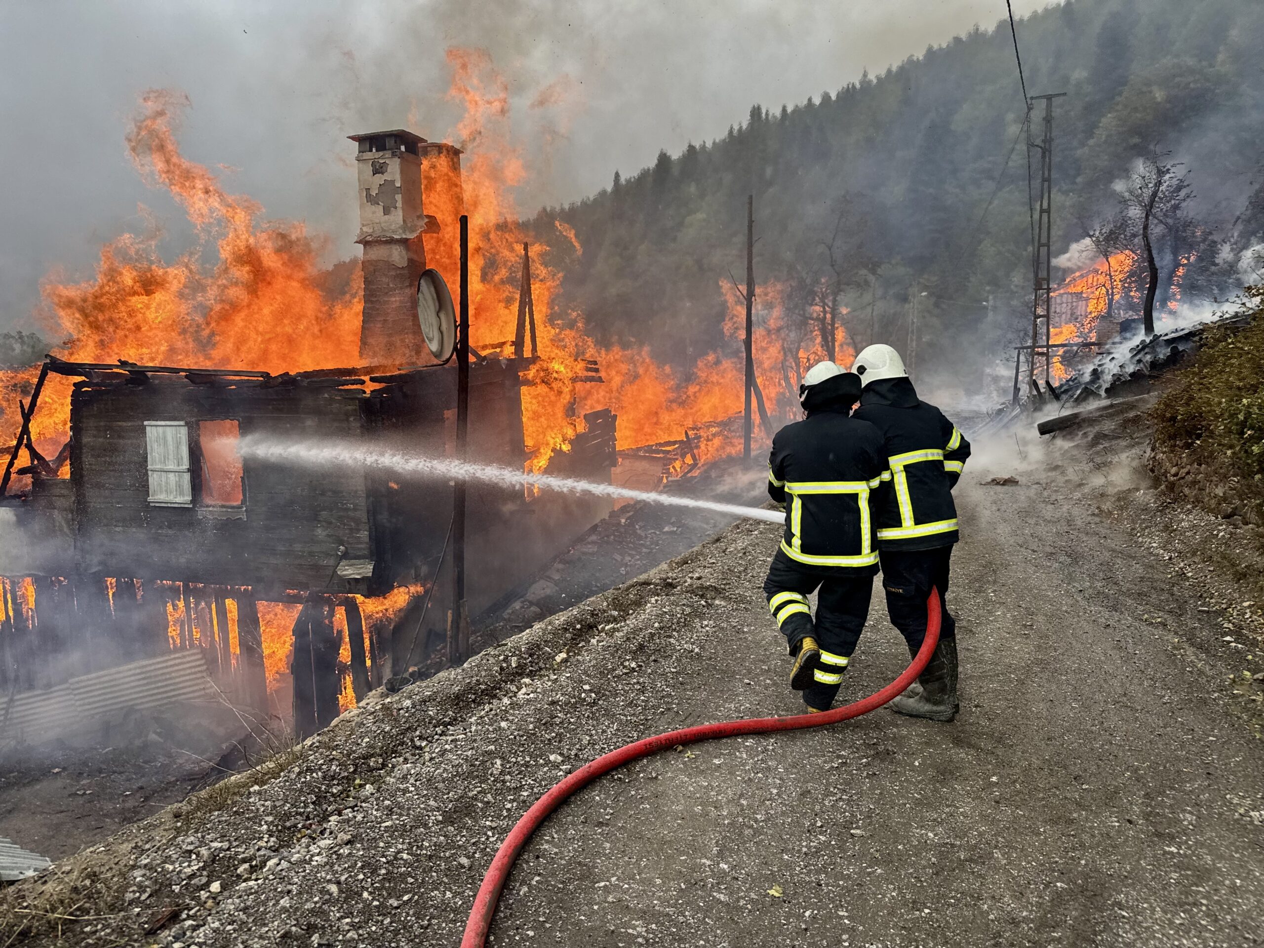 GÜNCELLEME – Kastamonu’da çıkan köy yangınına müdahale ediliyor