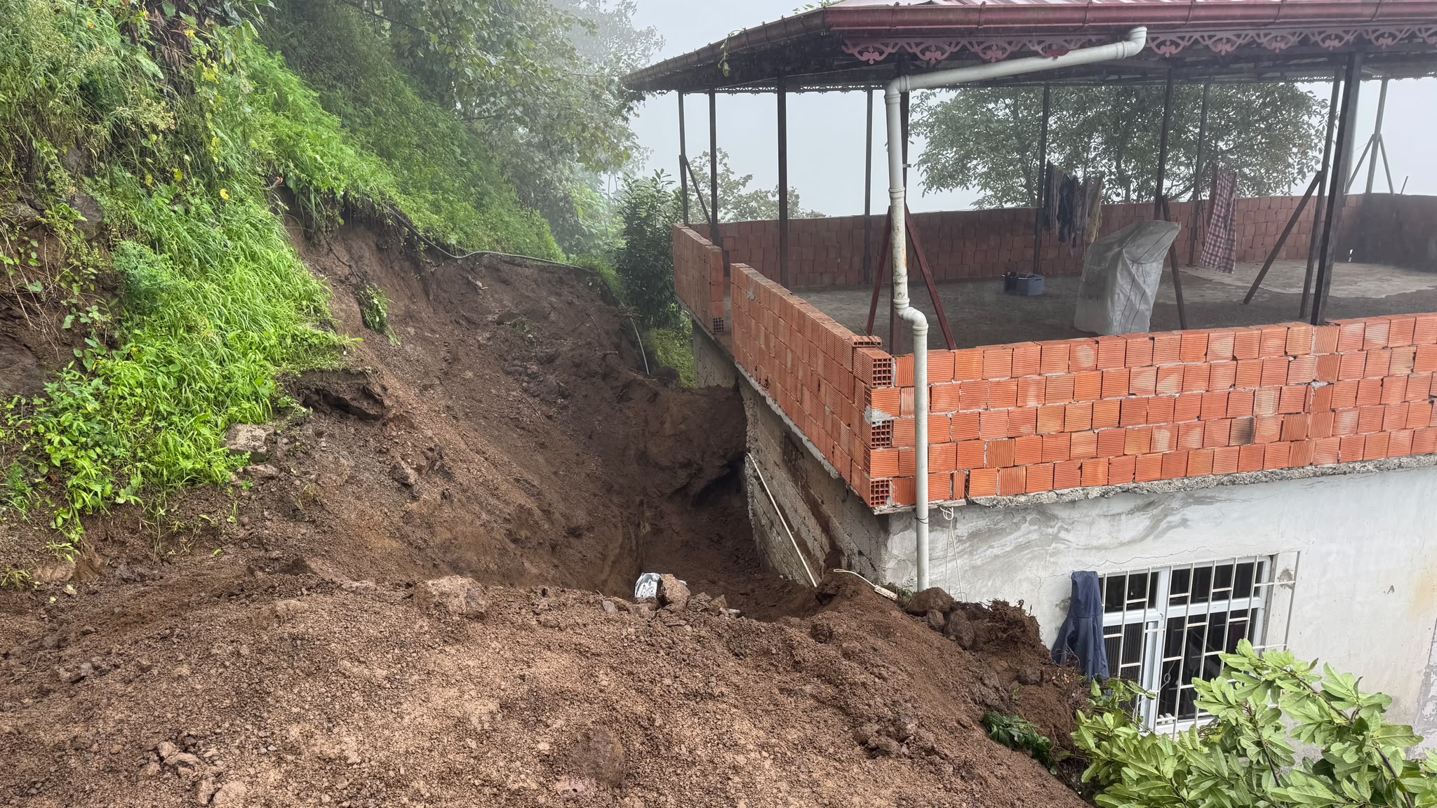GÜNCELLEME – Trabzon’da heyelanda toprak altında kalan kişi öldü