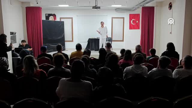 Kanser tedavisinin zorlu günlerinde yazdığı tiyatro oyununu sahneye taşıyor