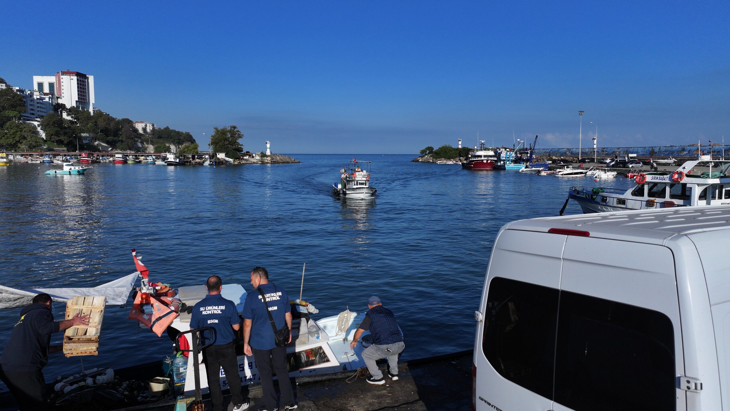 Karadeniz’e açılan balıkçılar, Akçakoca Limanı’na bol palamutla döndü