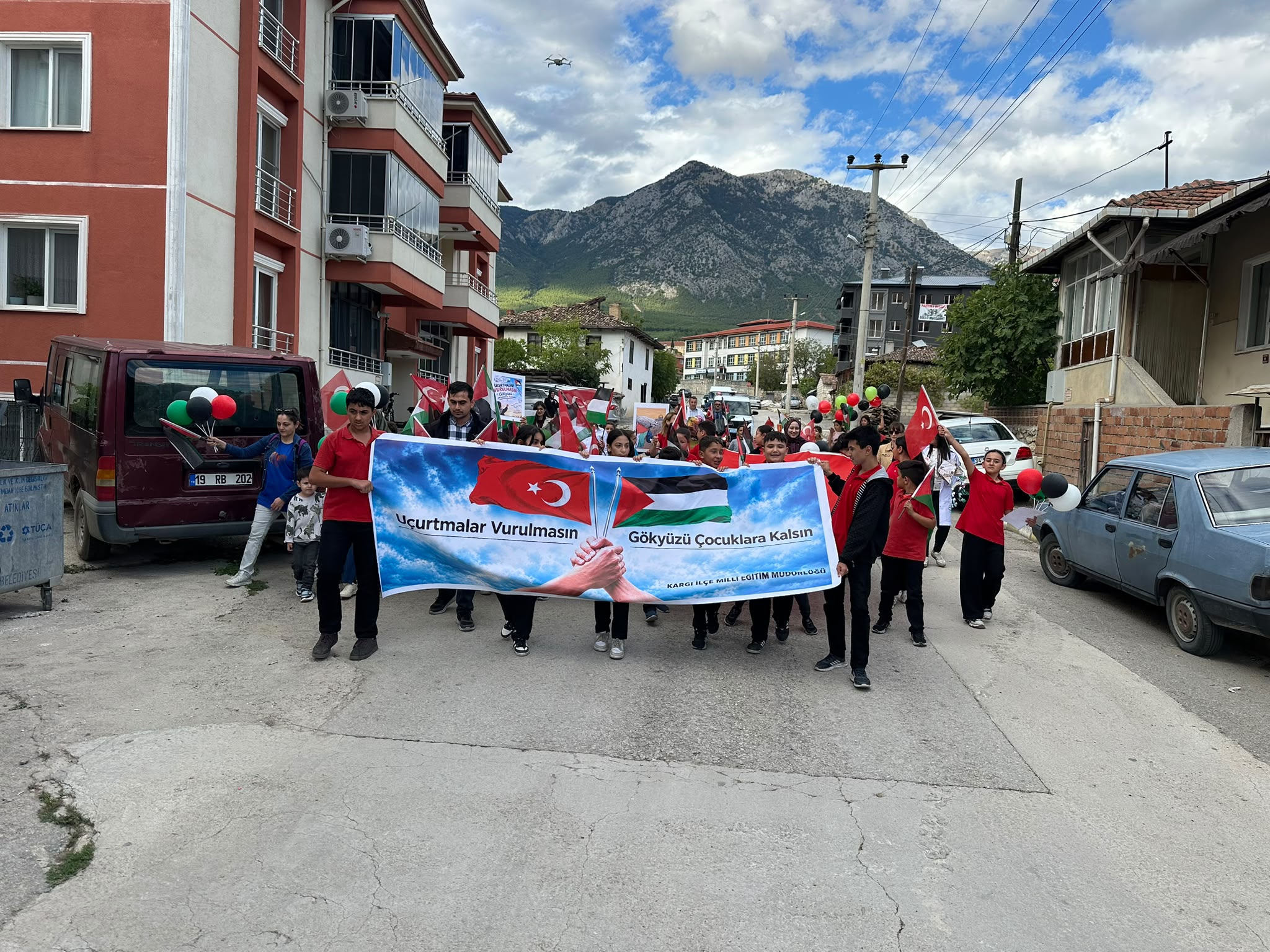 Kargı’da öğrenciler Filistinli çocuklar için uçurtmaları gökyüzüne bıraktı