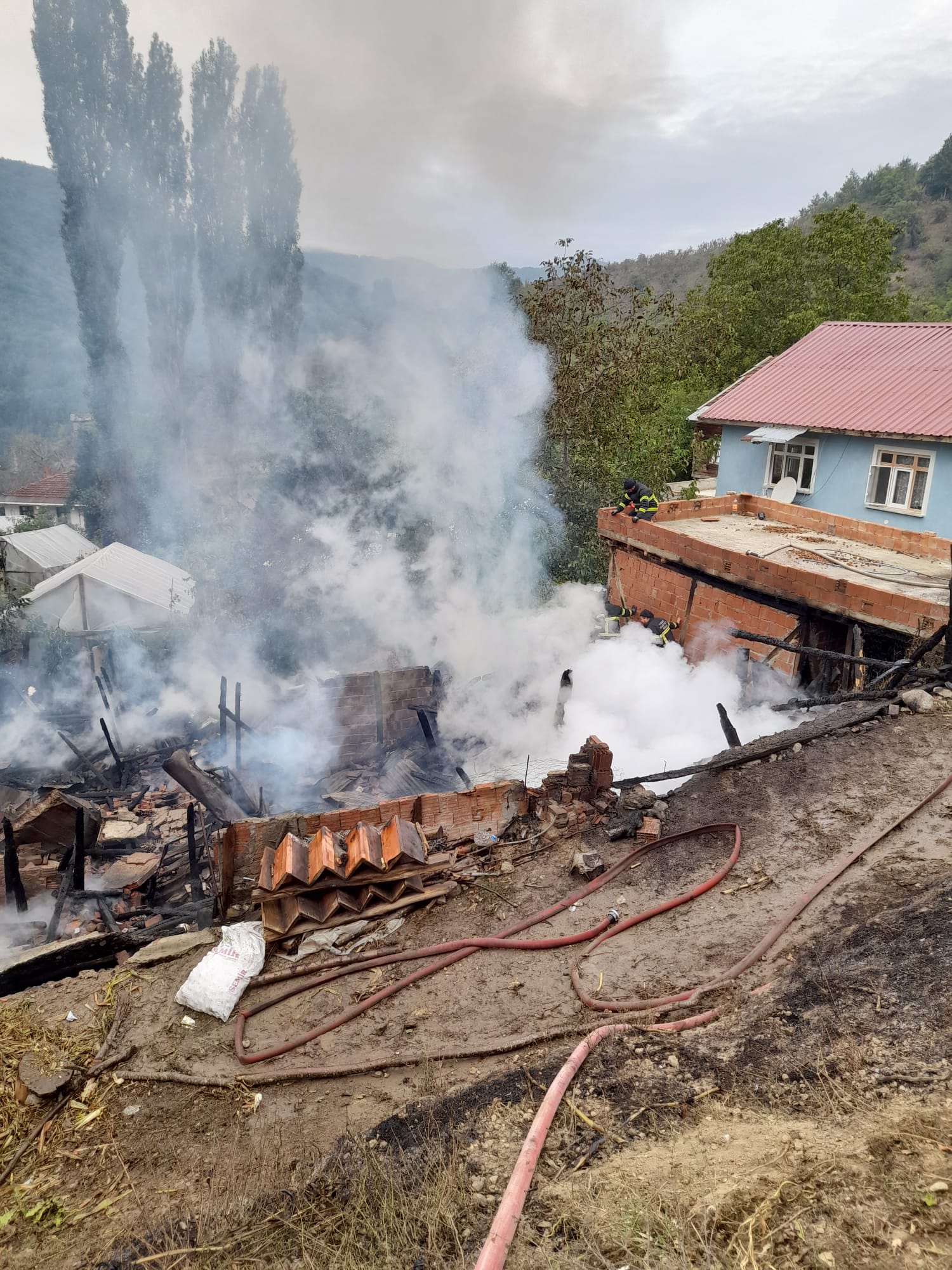 Kastamonu’da çıkan yangında ev ve ahır kullanılamaz hale geldi