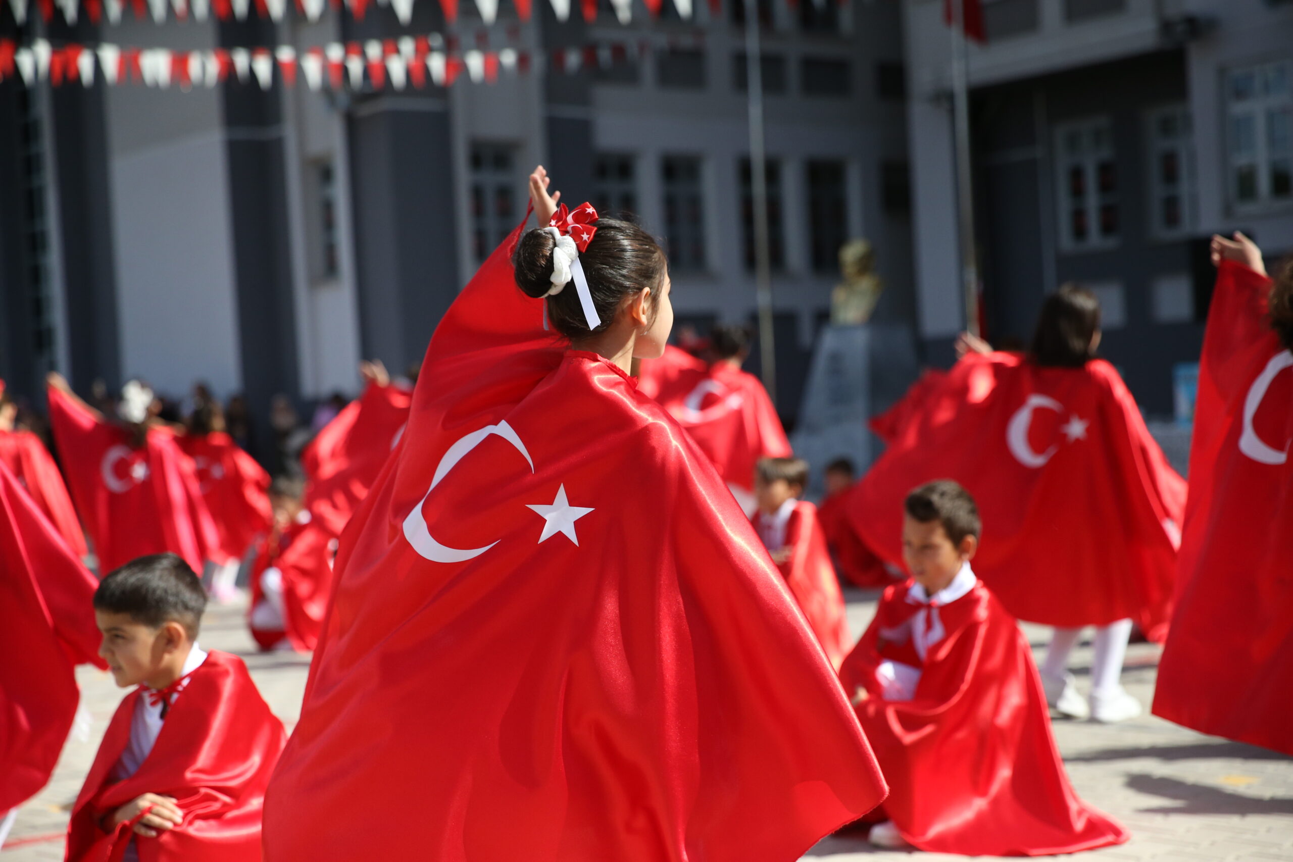 Kastamonu’da öğrenciler Türk bayraklarıyla gösteri yaptı