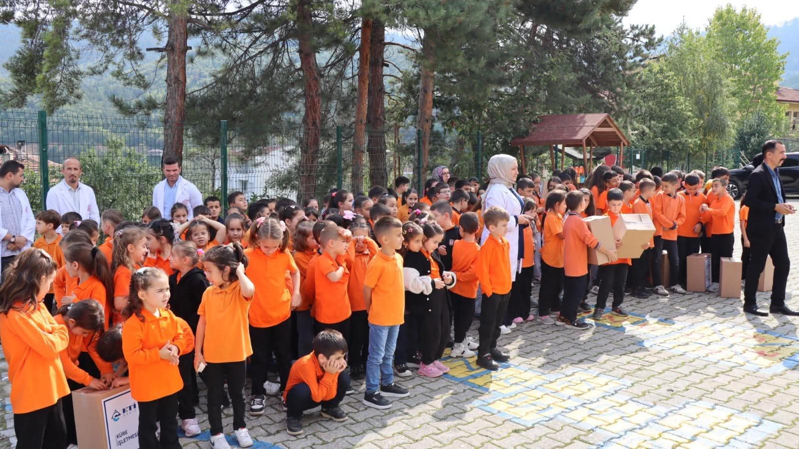 Küre’de öğrencilere kırtasiye desteği