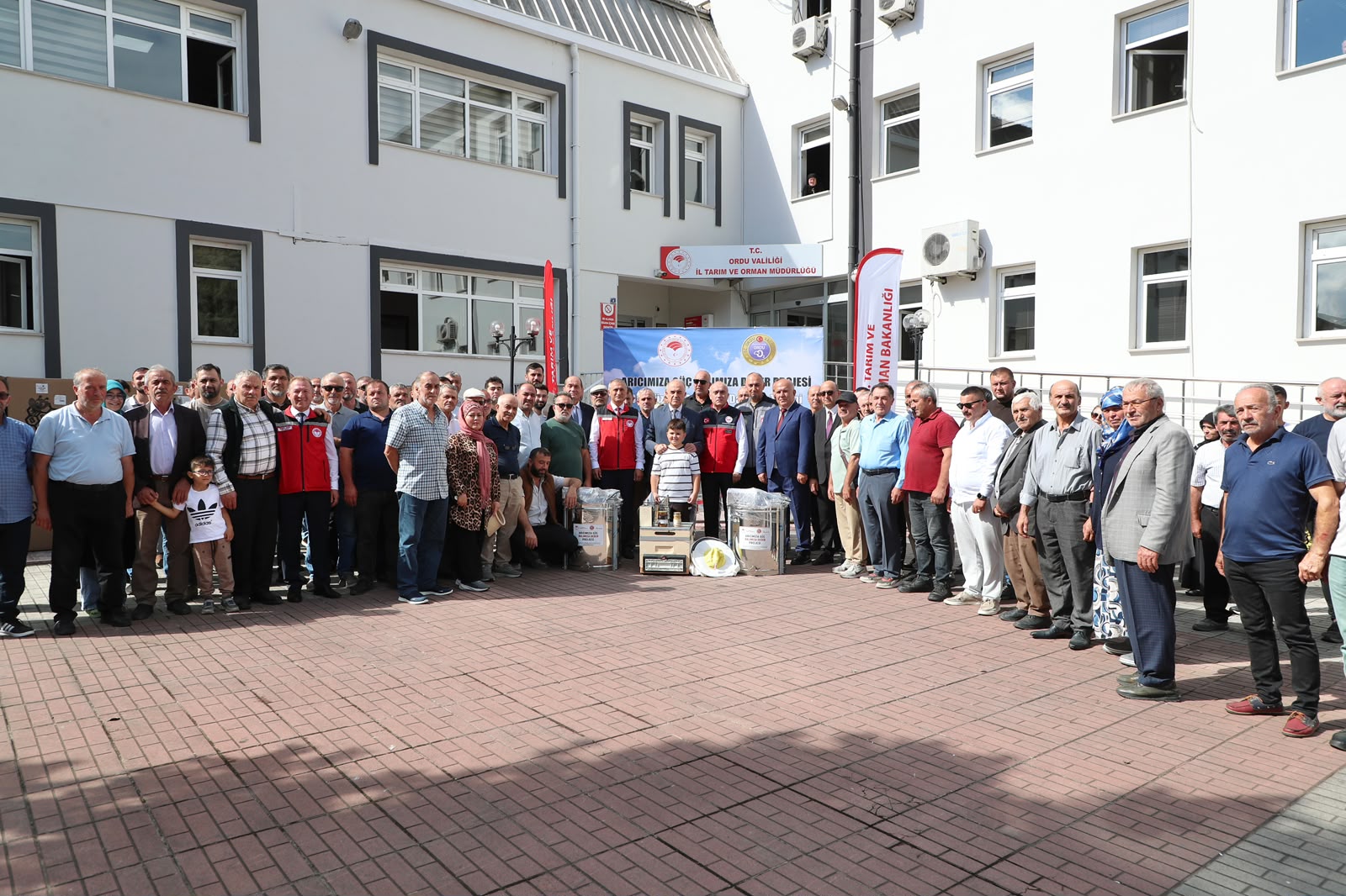 Ordu’da arıcılara bal süzme makinesi dağıtıldı