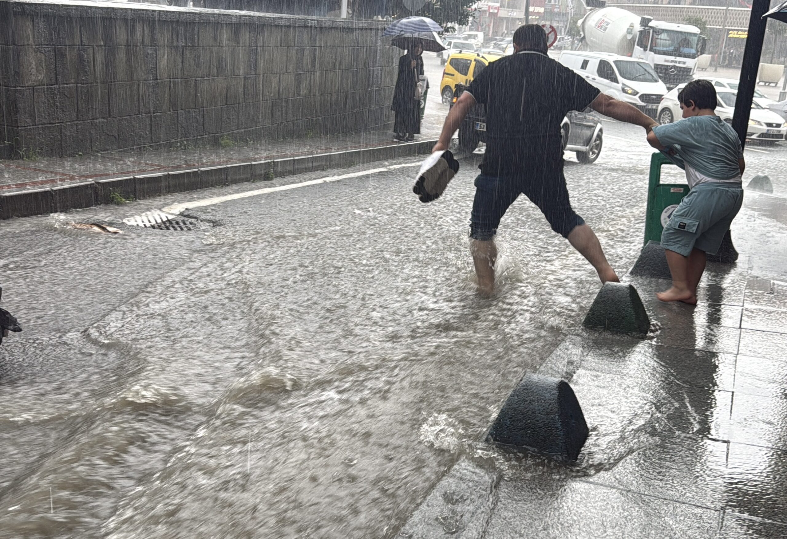 Rize’de sağanak etkili oldu