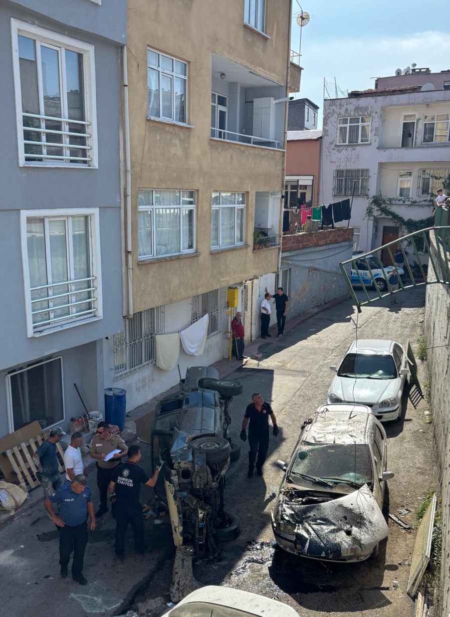 Samsun’da istinat duvarından araçların üzerine düşen pikaptaki 2 kişi yaralandı