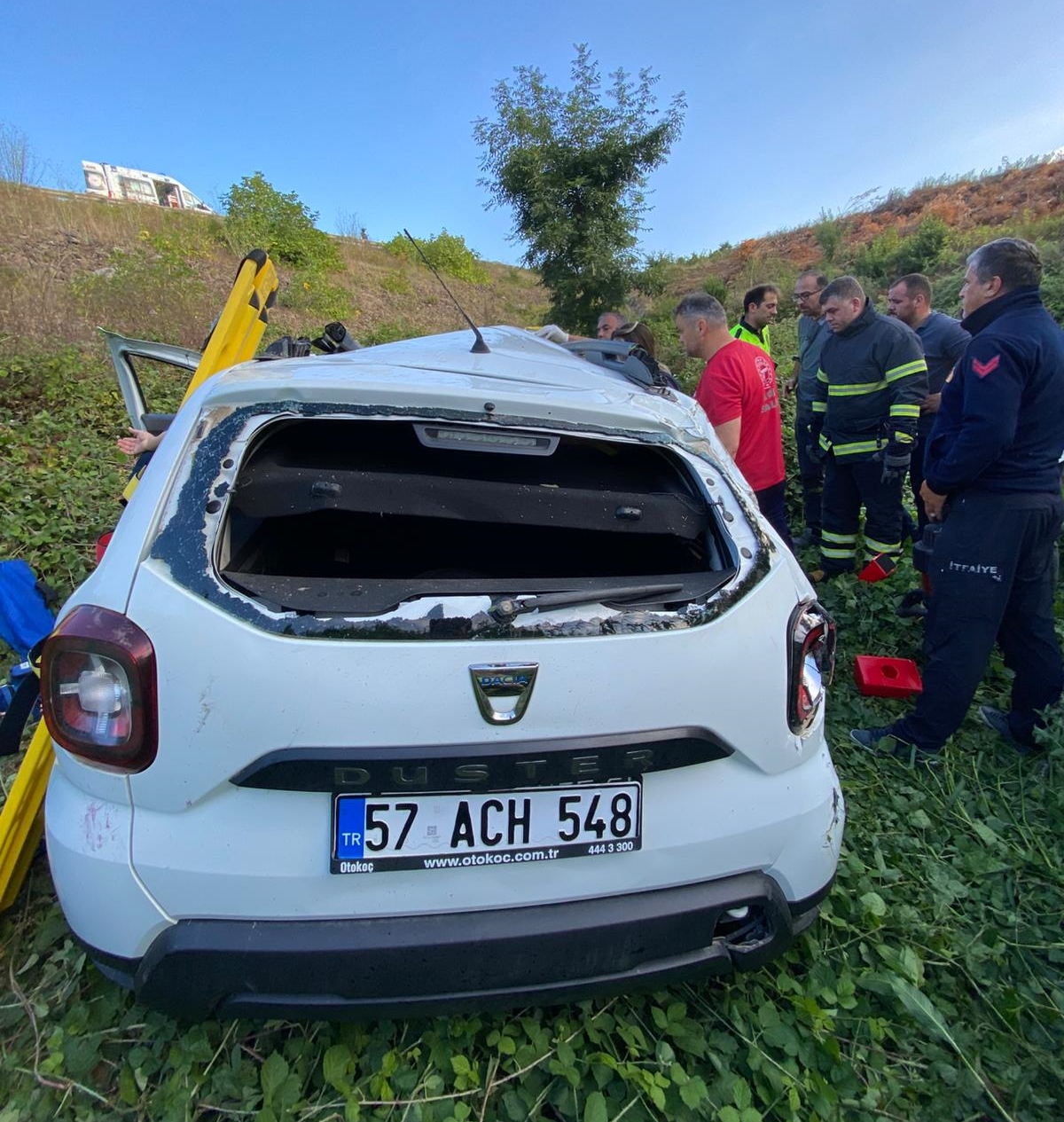 Sinop’ta otomobilin ağaçlık alana devrildiği kazada 2 kişi yaralandı