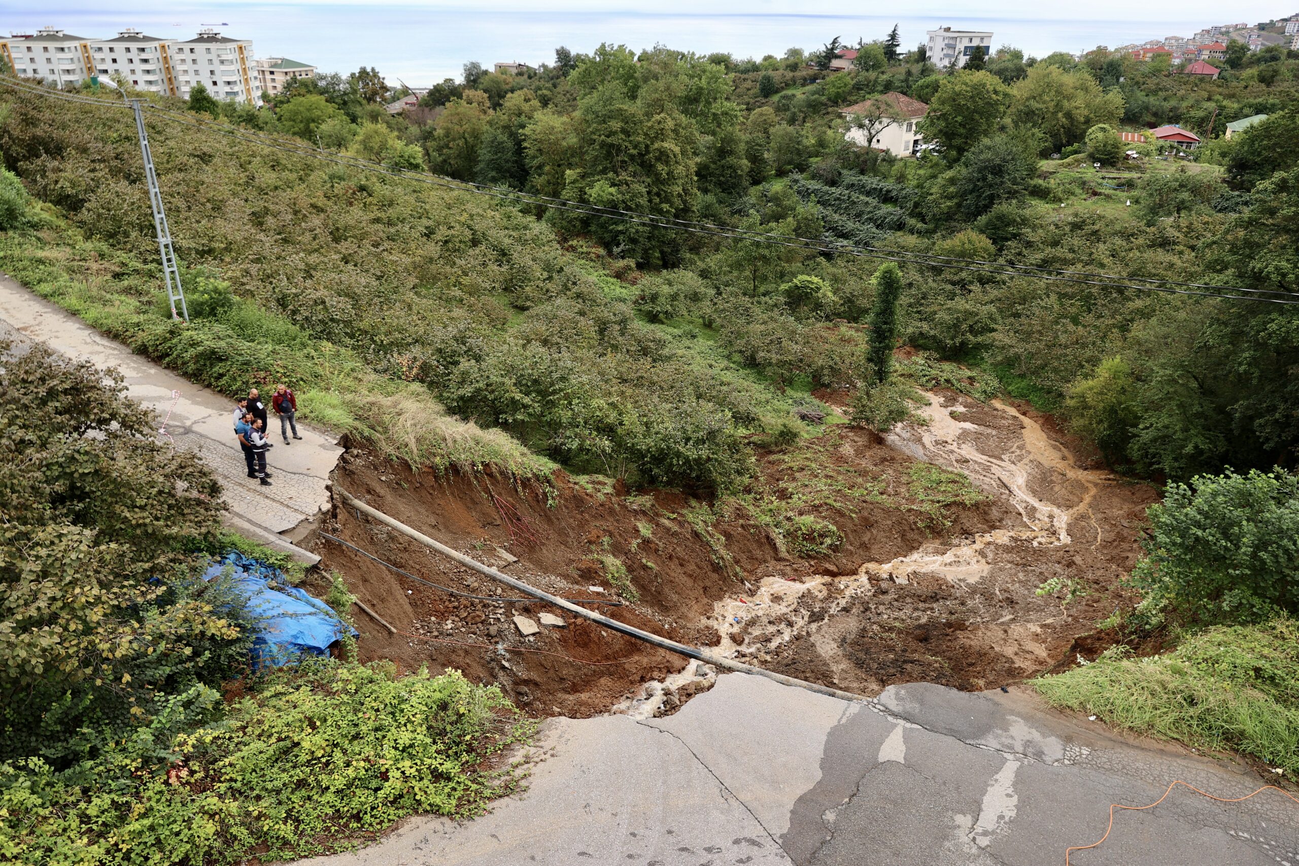 Trabzon’da toprak kayması nedeniyle mahalle yolunda çökme meydana geldi