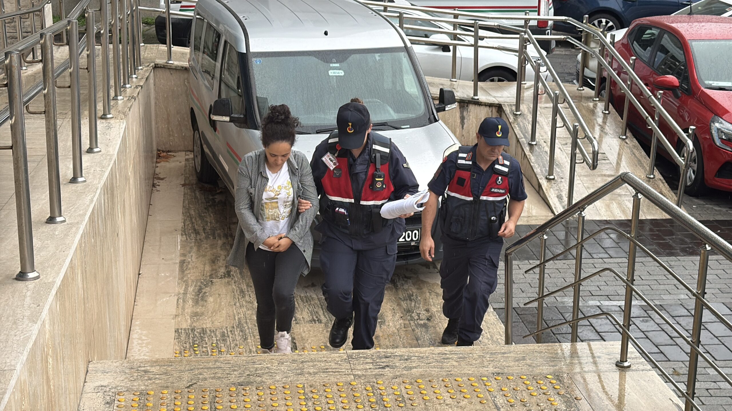 Zonguldak’ta 17 yaşındaki kızlarını darbedip zincirle bağladıkları iddia edilen anne ve baba adliyede