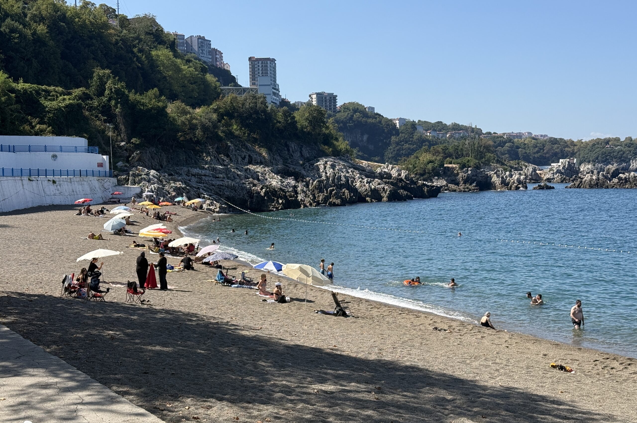 Zonguldak’ta sezon bitişiyle kapanan plaj yoğun talep üzerine yeniden açıldı