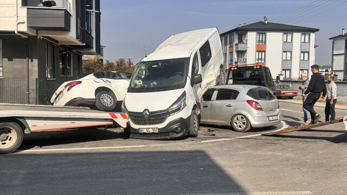Düzce’de otomobille panelvanın çarpıştığı kazada 3 kişi yaralandı