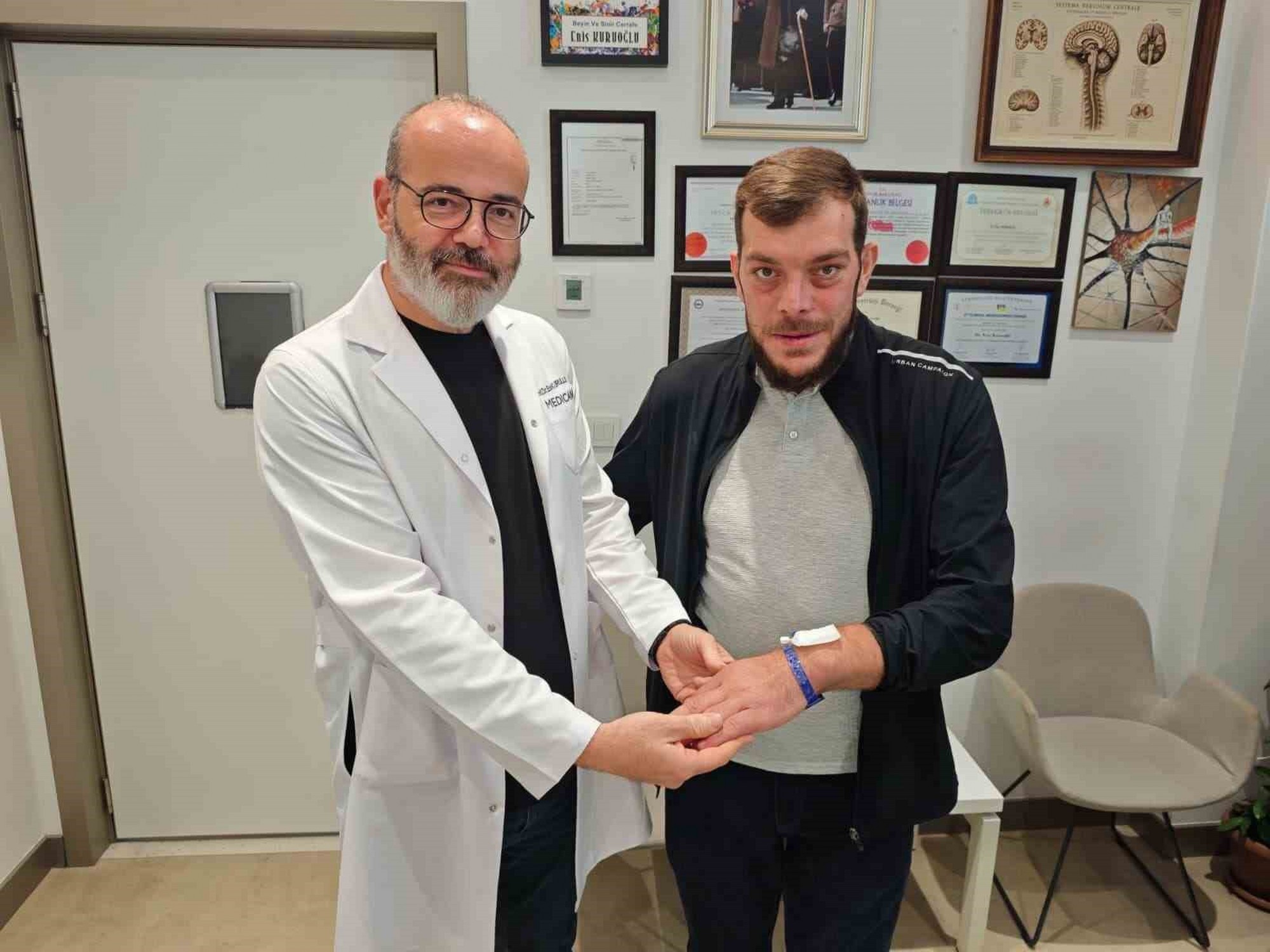 Elleri, ayakları ve yüzü büyüyen Gürcü hasta, Samsun’da şifa buldu