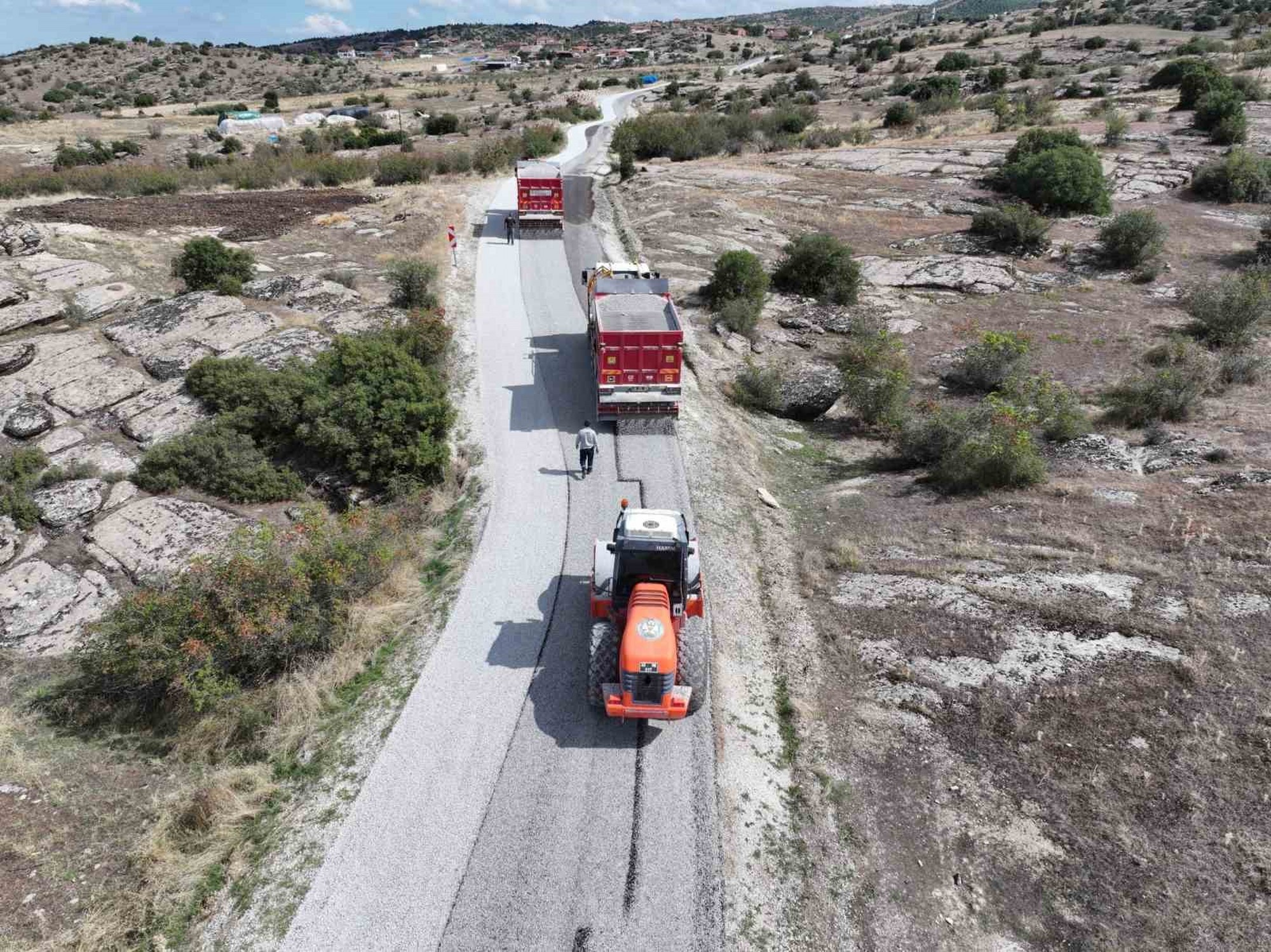 Kula’da 35 kilometrelik yol yenileniyor