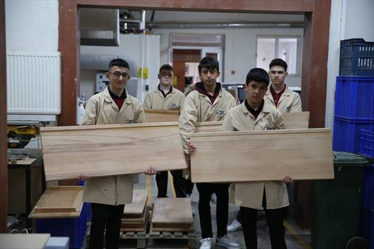 Öğrenciler eski masa ve sıraları yenileyerek mesleki beceri kazanıyor