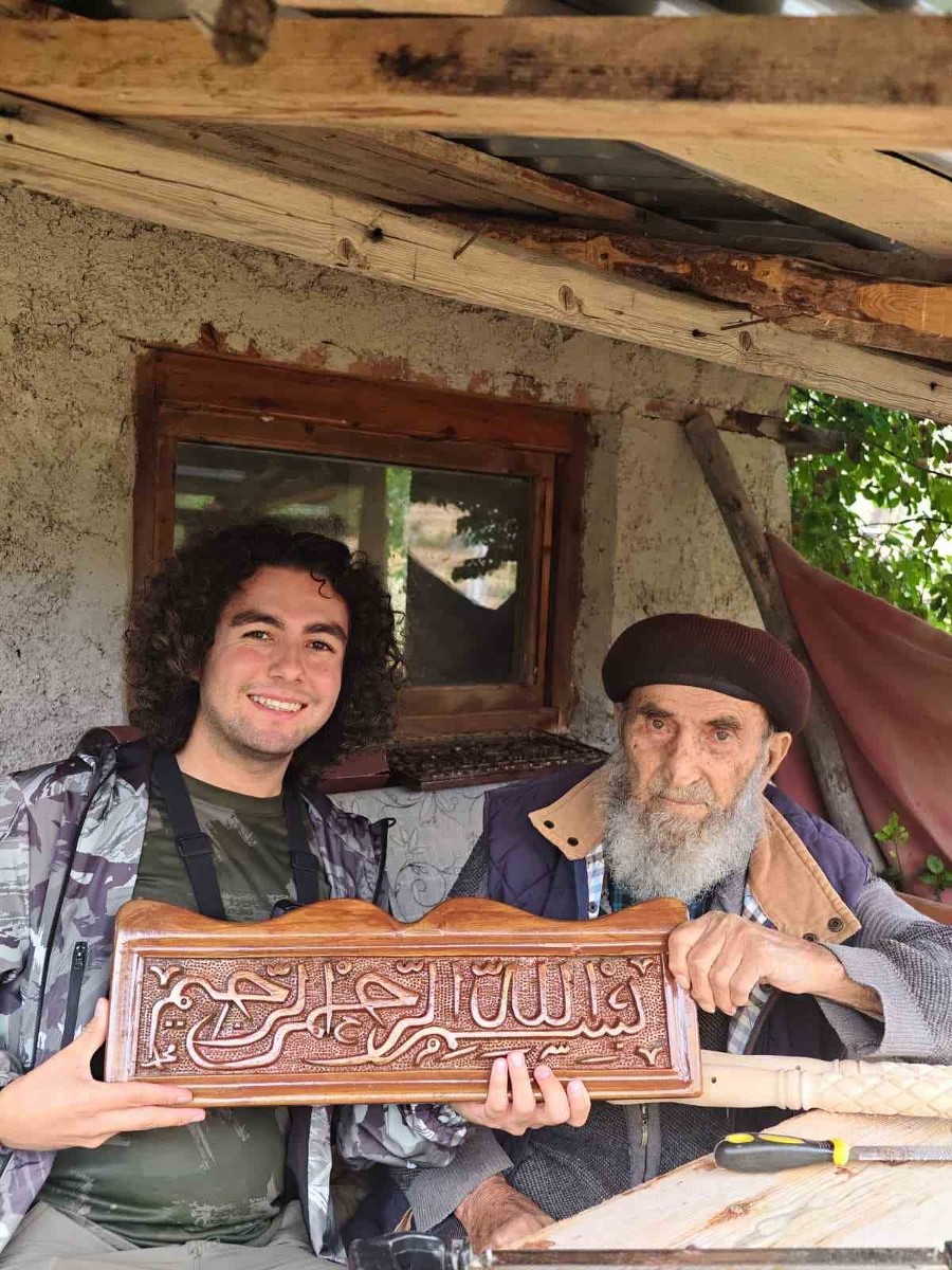 Kızılcahamam’da 60 yıllık gelenek: 93 yaşındaki Hacı Mehmet Özen, yaptığı bastonları ücretsiz hediye ediyor
