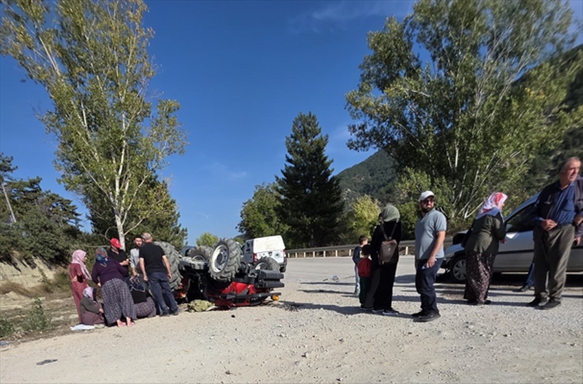 Göynük’te traktör ile ticari aracın çarpıştığı kazada 2 kişi yaralandı