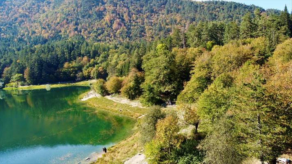 Sülüklü Göl Tabiat Parkı sonbahar renklerine büründü
