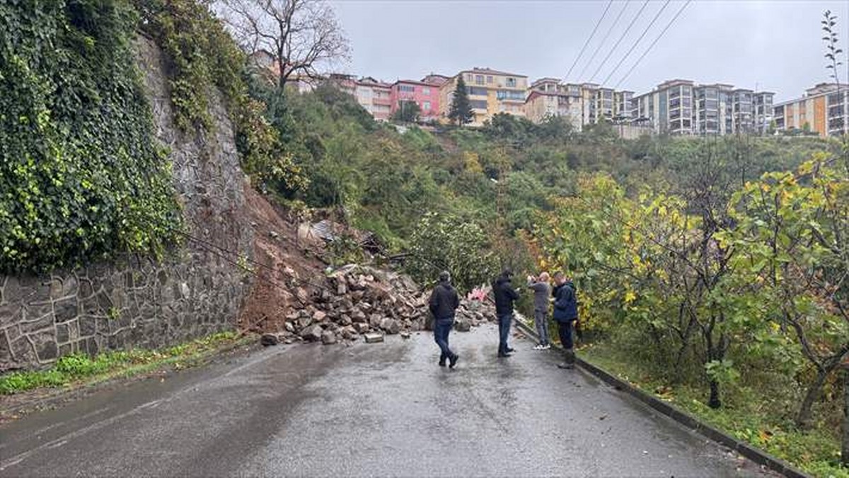 Zonguldak’ta heyelan nedeniyle bir bina tedbir amacıyla boşaltıldı