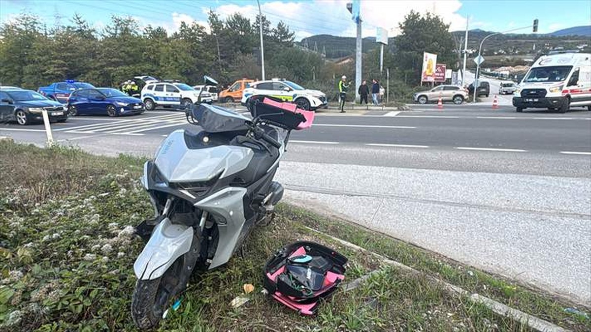 Bolu’da hafif ticari araçla çarpışan motosikletteki 2 kişi yaralandı