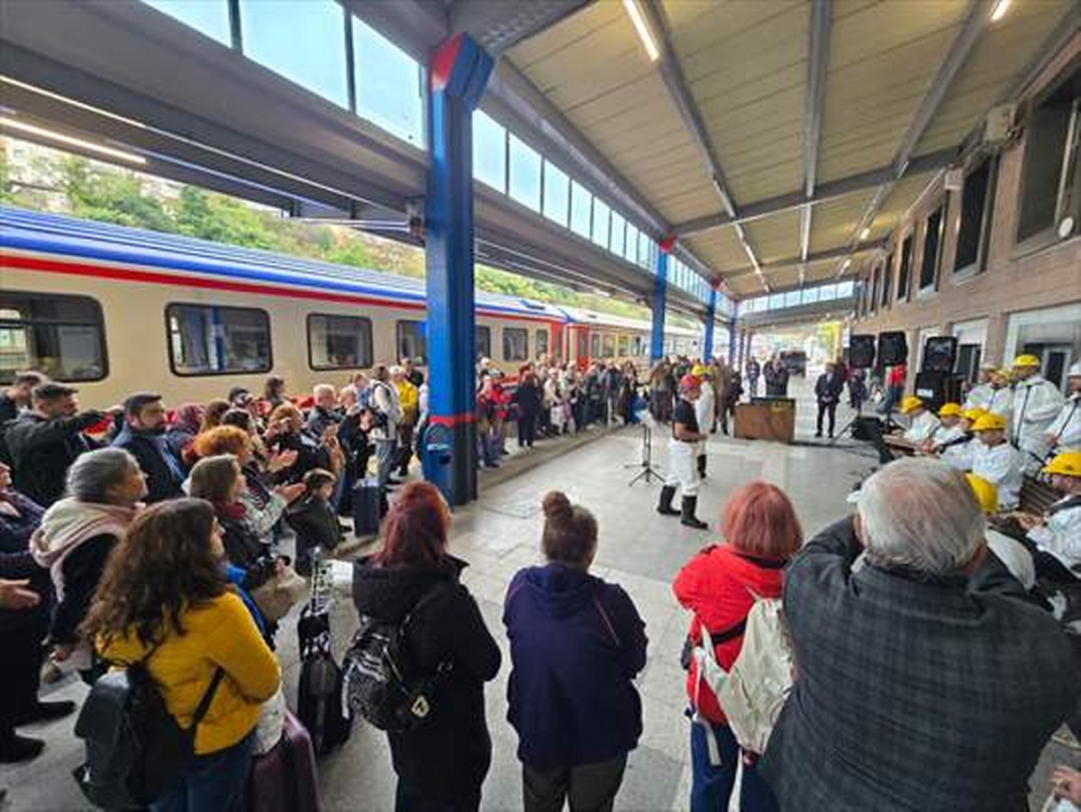 Zonguldak’a gelen Turistik Karaelmas Ekspresi’ni Madenci Korosu karşıladı