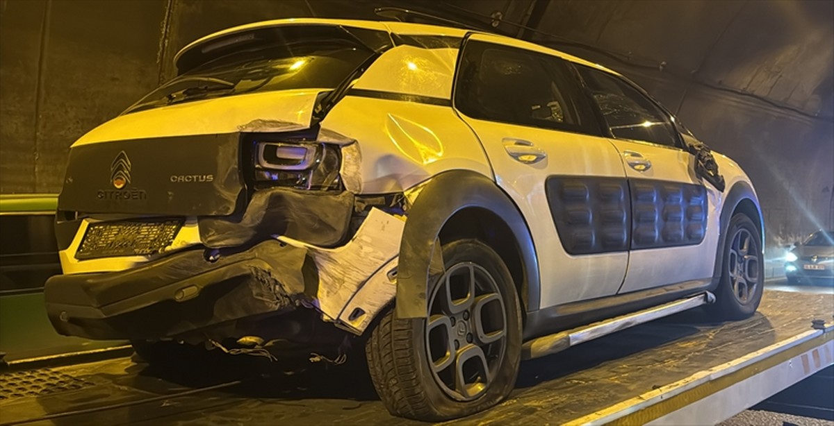 Bolu Dağı Tüneli’nde tırın çarptığı otomobildeki 4 kişi yaralandı