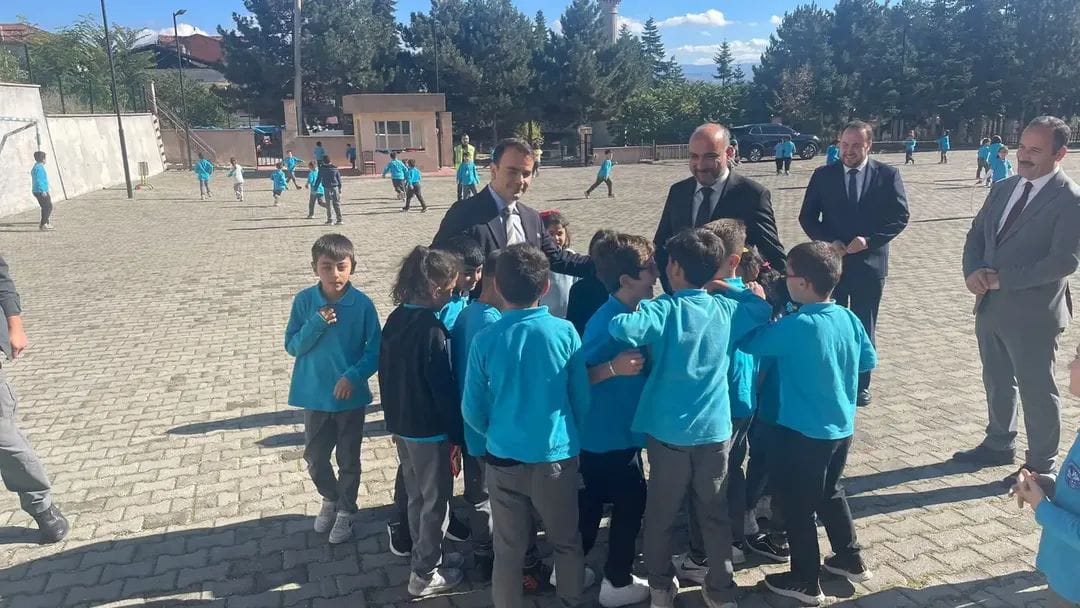Tosya Kaymakamı Konak, öğrencilerle bir araya geldi