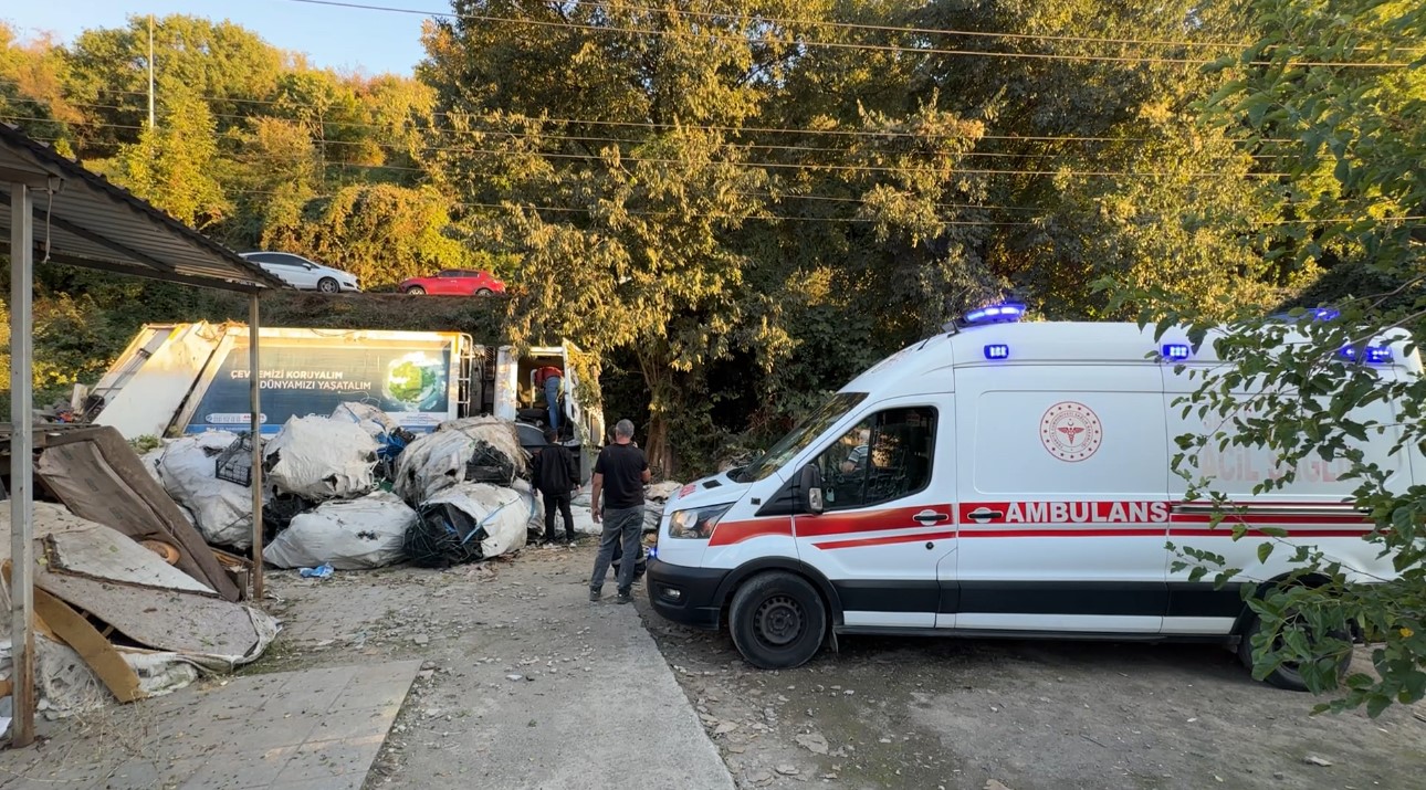Karabük’te Yol Vermek İsterken Şarampole Devrildiler: Çöp Kamyonundaki 3 Kişi Yaralandı!