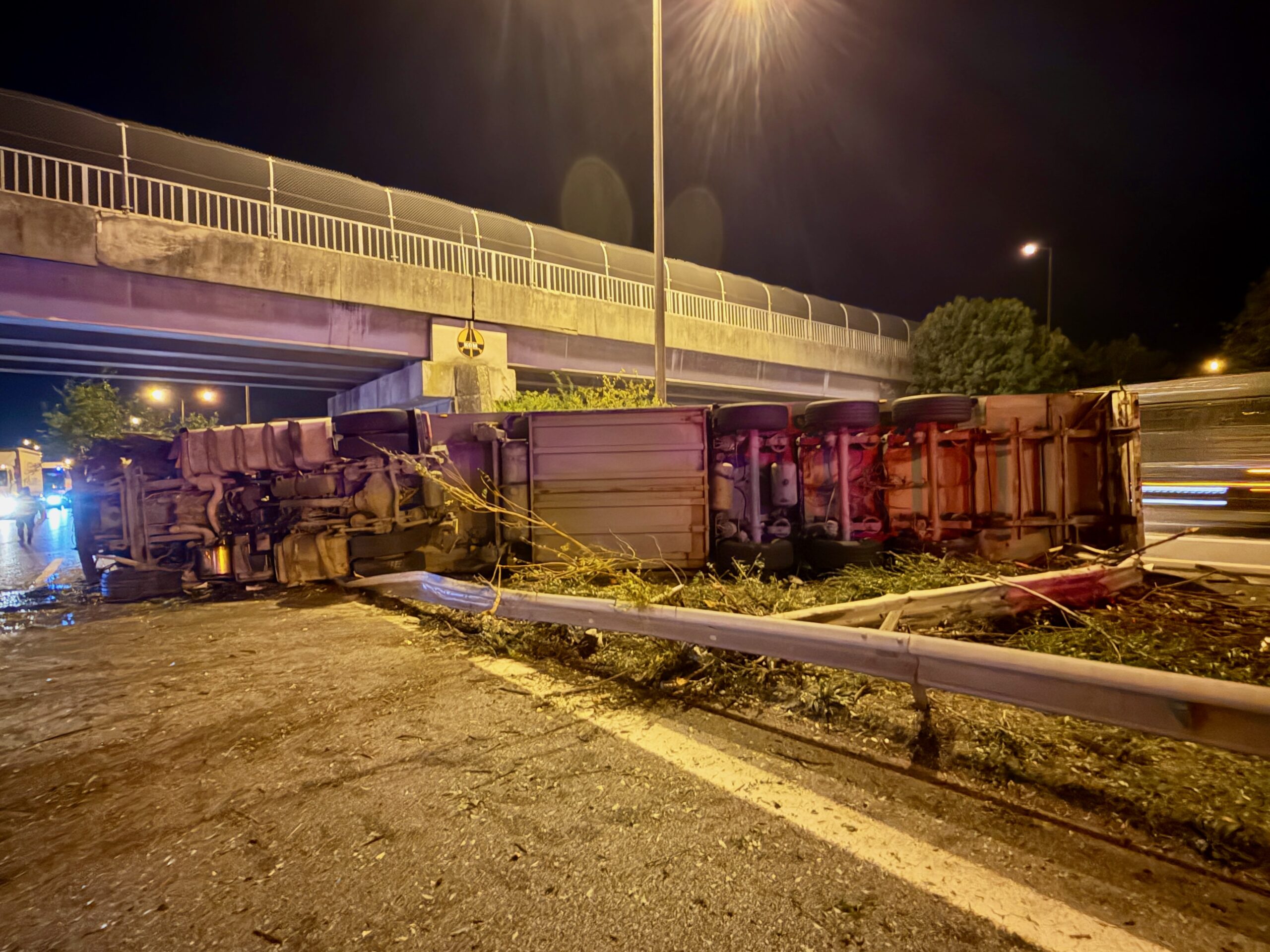 Anadolu Otoyolu’nda devrilen parfüm yüklü tır trafiği aksattı