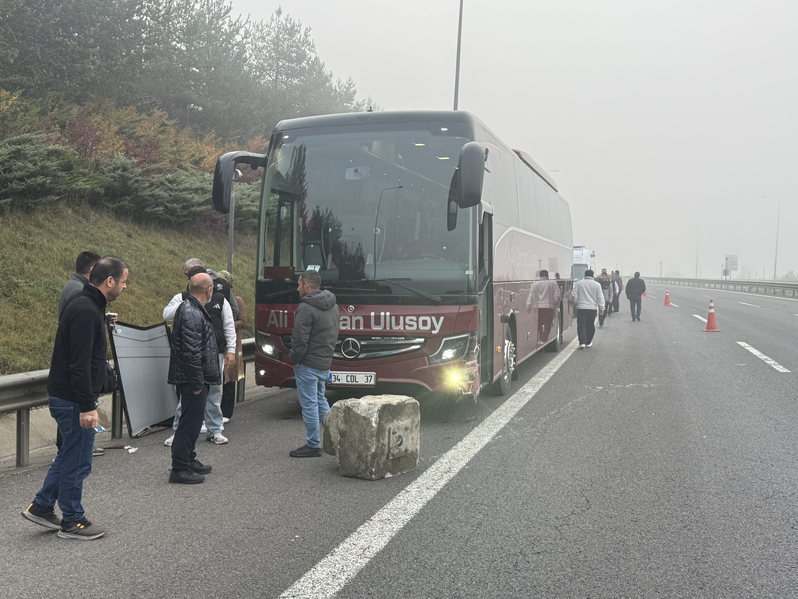 Anadolu Otoyolu’nun Bolu geçişinde 3 aracın karıştığı kazada 2 kişi yaralandı