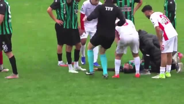 Bartın’da maç sırasında rahatsızlanan futbolcu hastaneye kaldırıldı