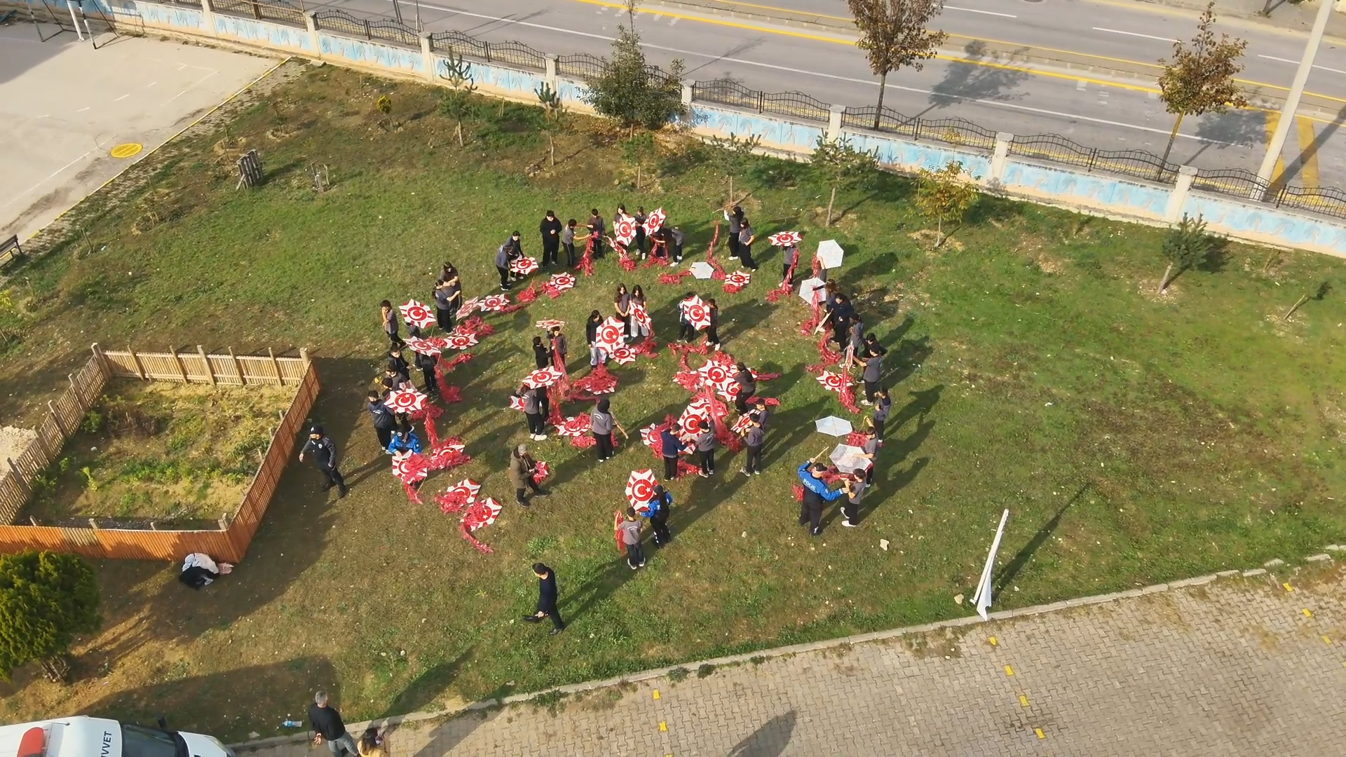 Bolu’da polis ve öğrenciler, 29 Ekim Cumhuriyet Bayramı’nı uçurtma uçurarak kutladı