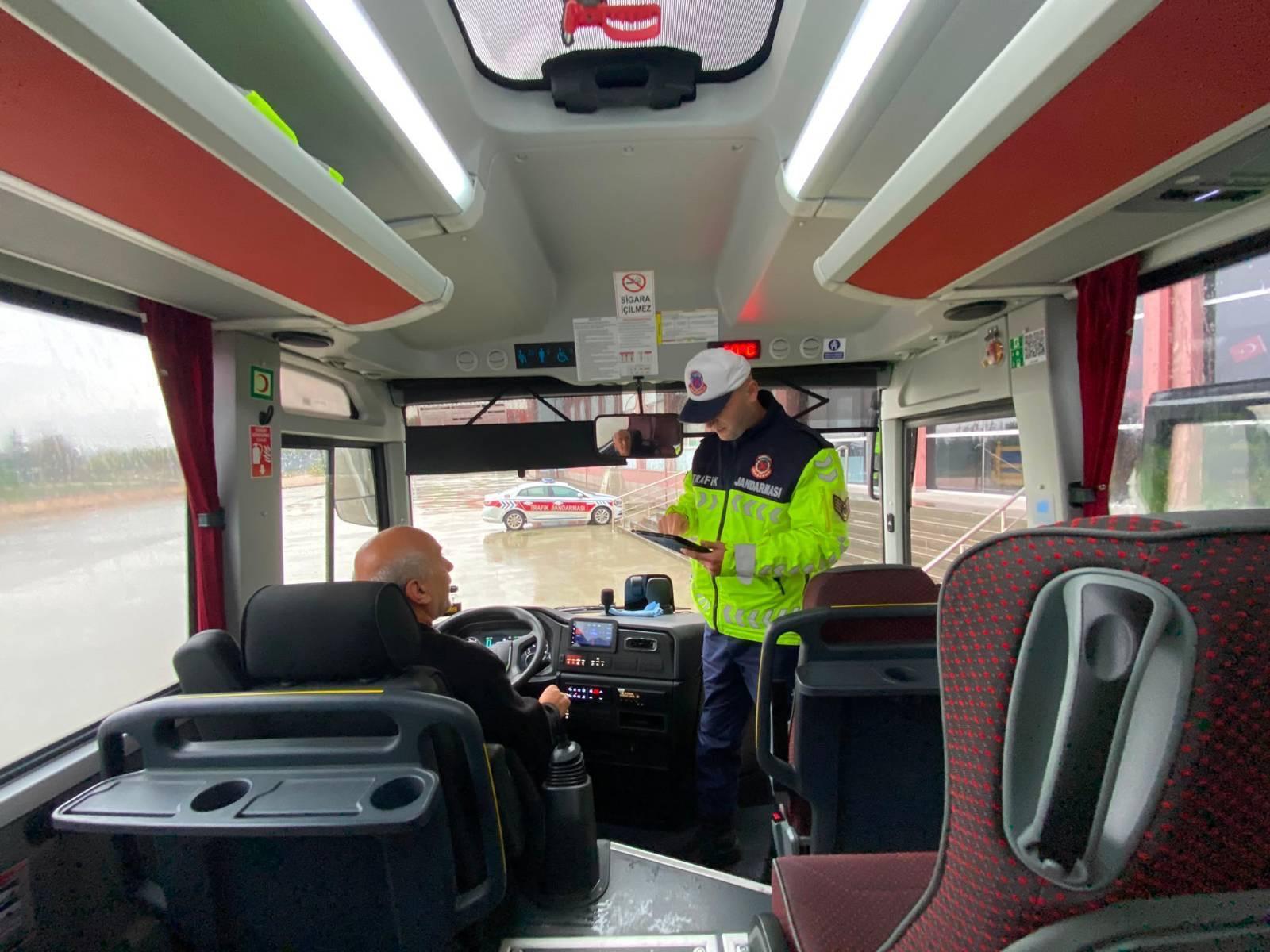Bolu’da trafik denetimlerinde sürücülere 3 milyon 19 bin 397 lira ceza kesildi