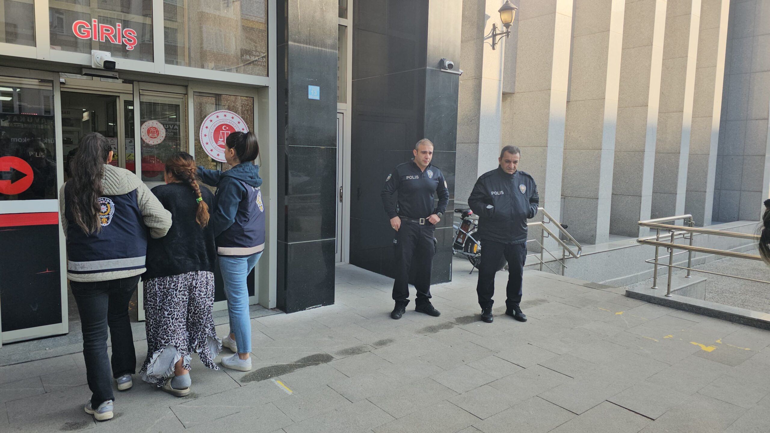 Çorum’da iş yerleri ve inşaatlardan hırsızlık yaptıkları iddiasıyla 12 şüpheli yakalandı