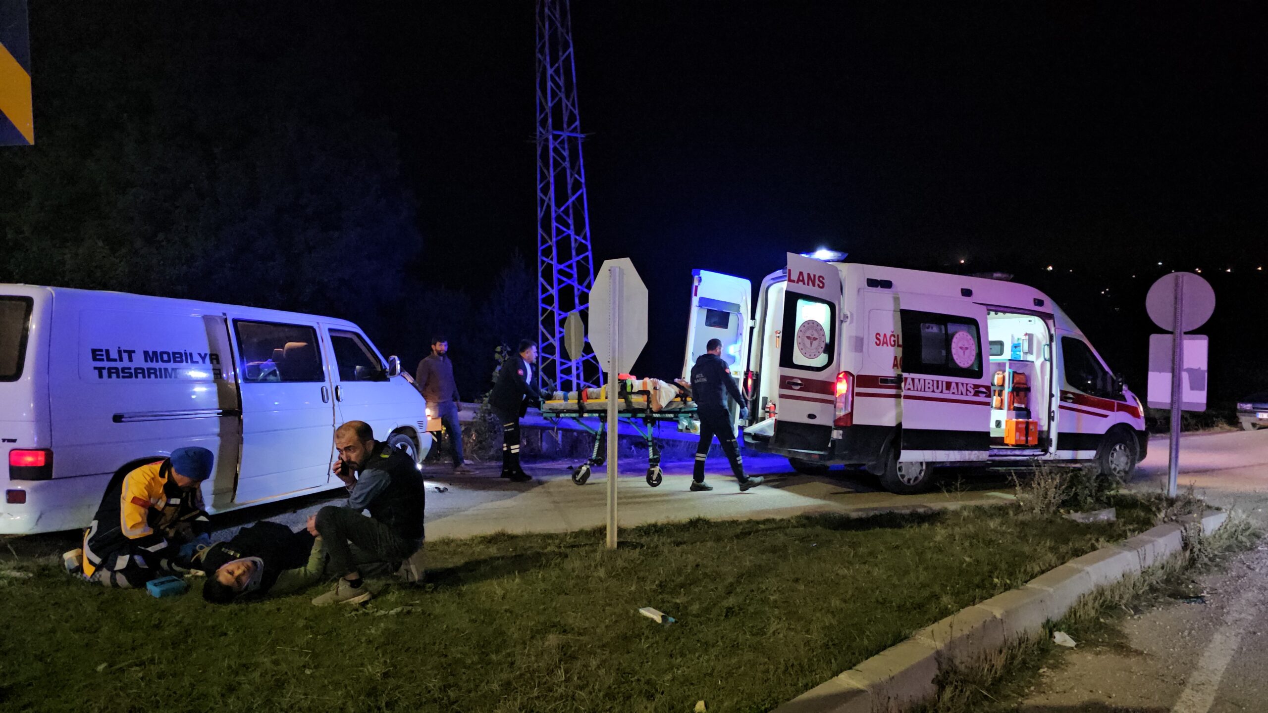 Çorum’da otomobil ile minibüsün çarpışması sonucu 3 kişi yaralandı