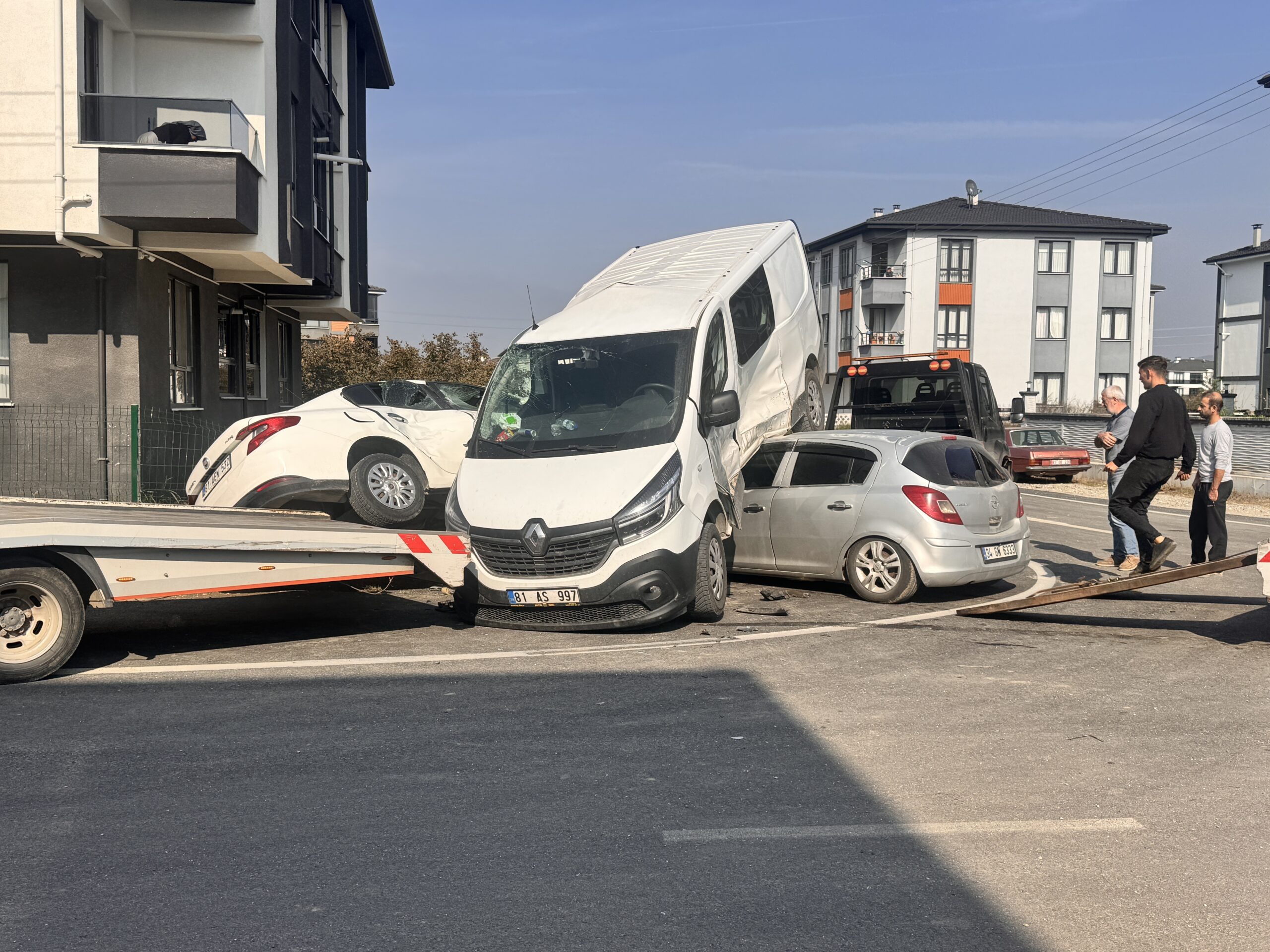 Düzce’de otomobille panelvanın çarpıştığı kazada 3 kişi yaralandı