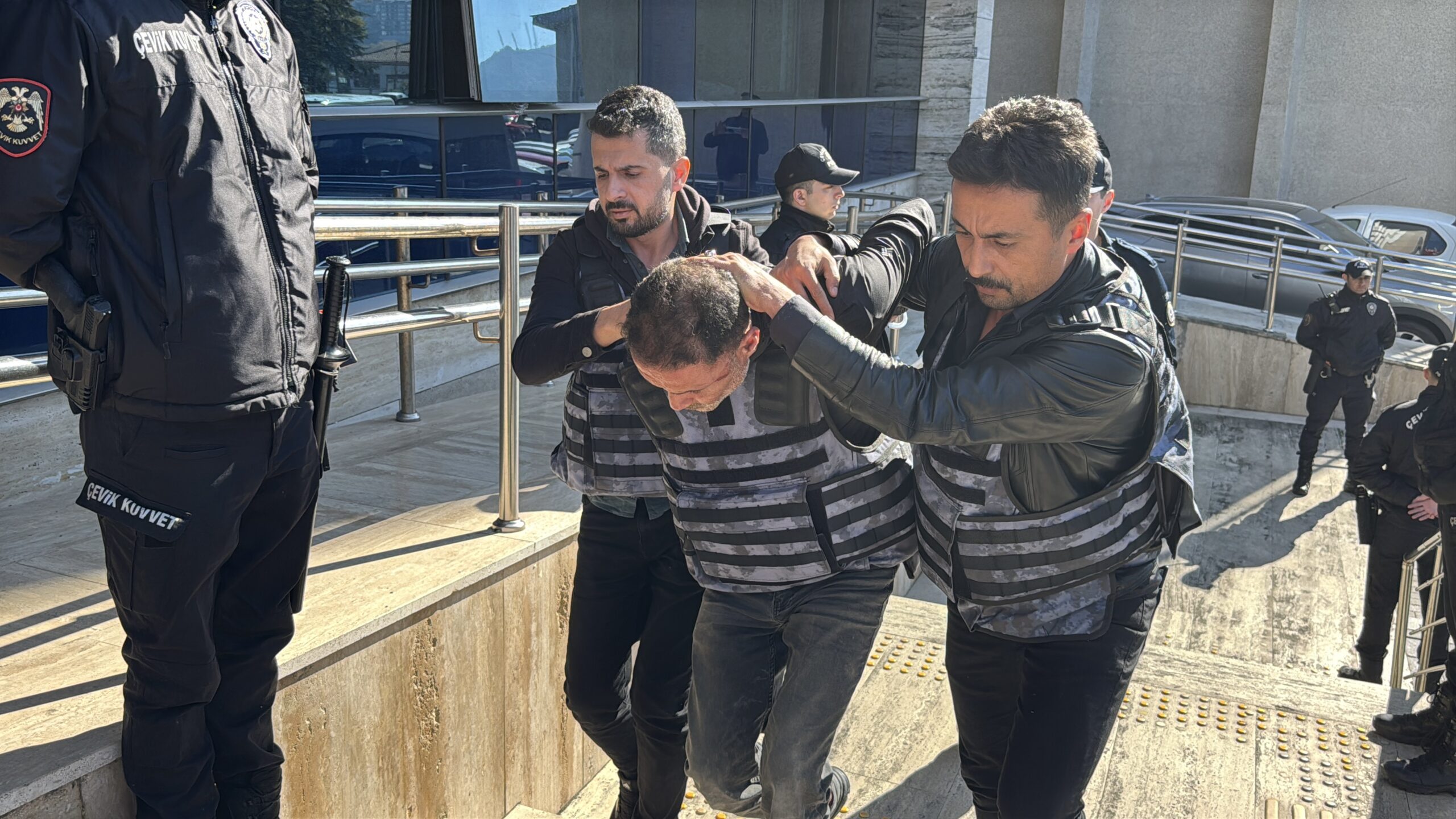 GÜNCELLEME – Zonguldak’ta boşanma aşamasındaki karısını ve 1 kişiyi silahla yaralayan şüpheli tutuklandı