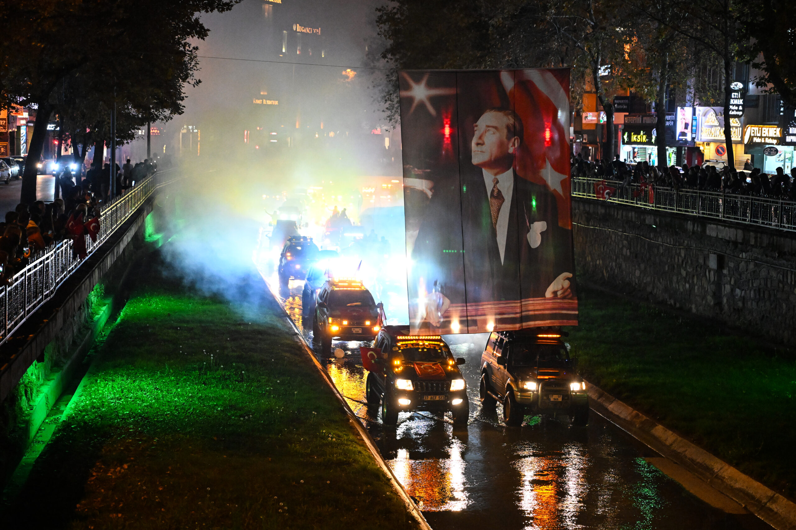 Kastamonu’da Cumhuriyet’in 103. yılı dolayısıyla fener alayı düzenlendi