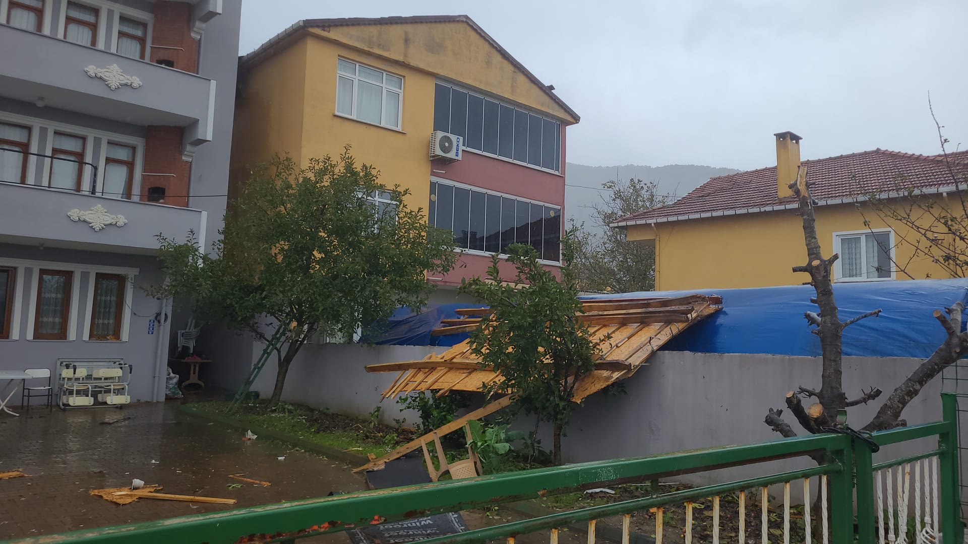 Kastamonu’nun 5 ilçesinde fırtına hasara yol açtı
