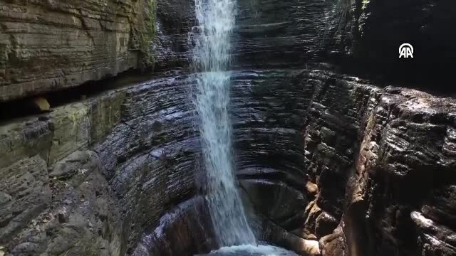 Kirazlı Çayı’nın geçtiği kanyon şelaleleriyle ziyaretçilerini etkiliyor