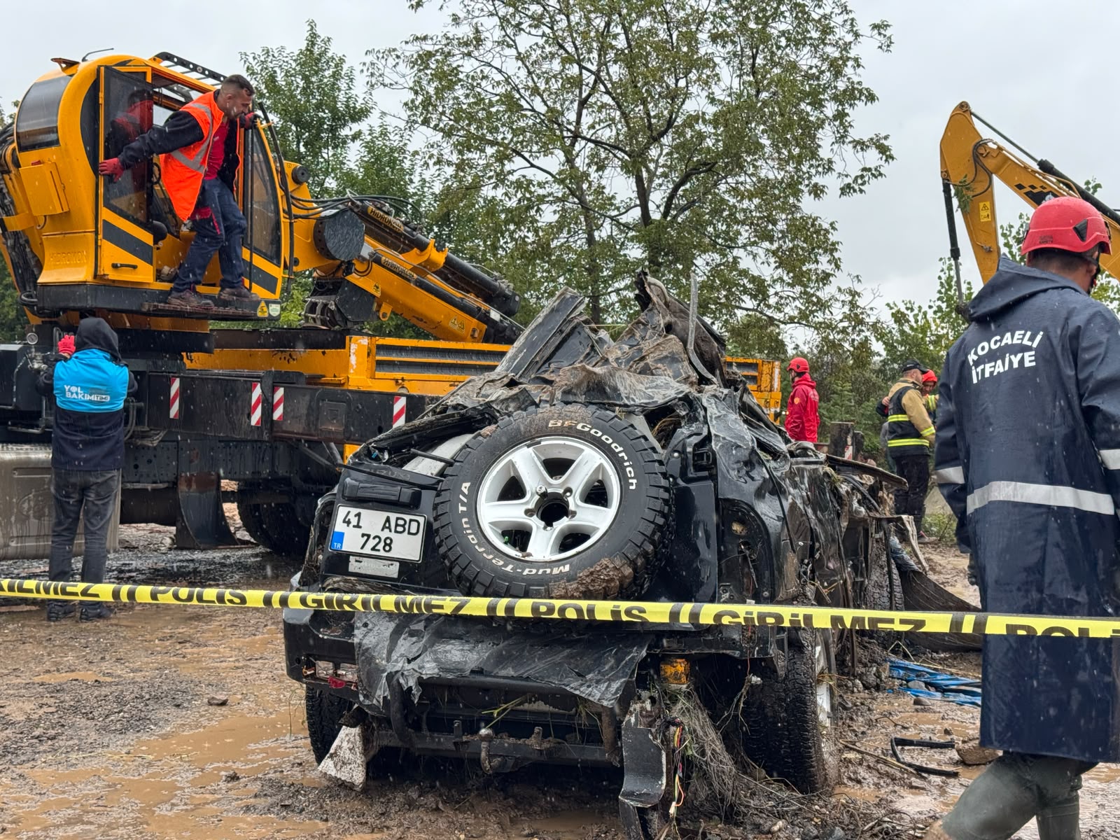 Kocaeli Valisi Aktaş, sağanak sonucu kaybolan kişiyi arama çalışmalarını inceledi: