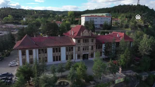 Öğrenciler eski masa ve sıraları yenileyerek mesleki beceri kazanıyor