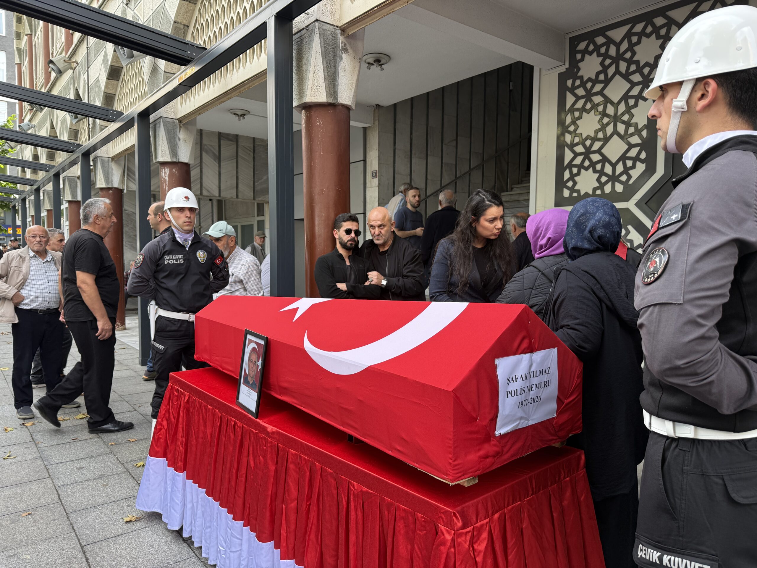 Rize’de hayatını kaybeden polis memuru Şafak Yılmaz son yolculuğuna uğurlandı