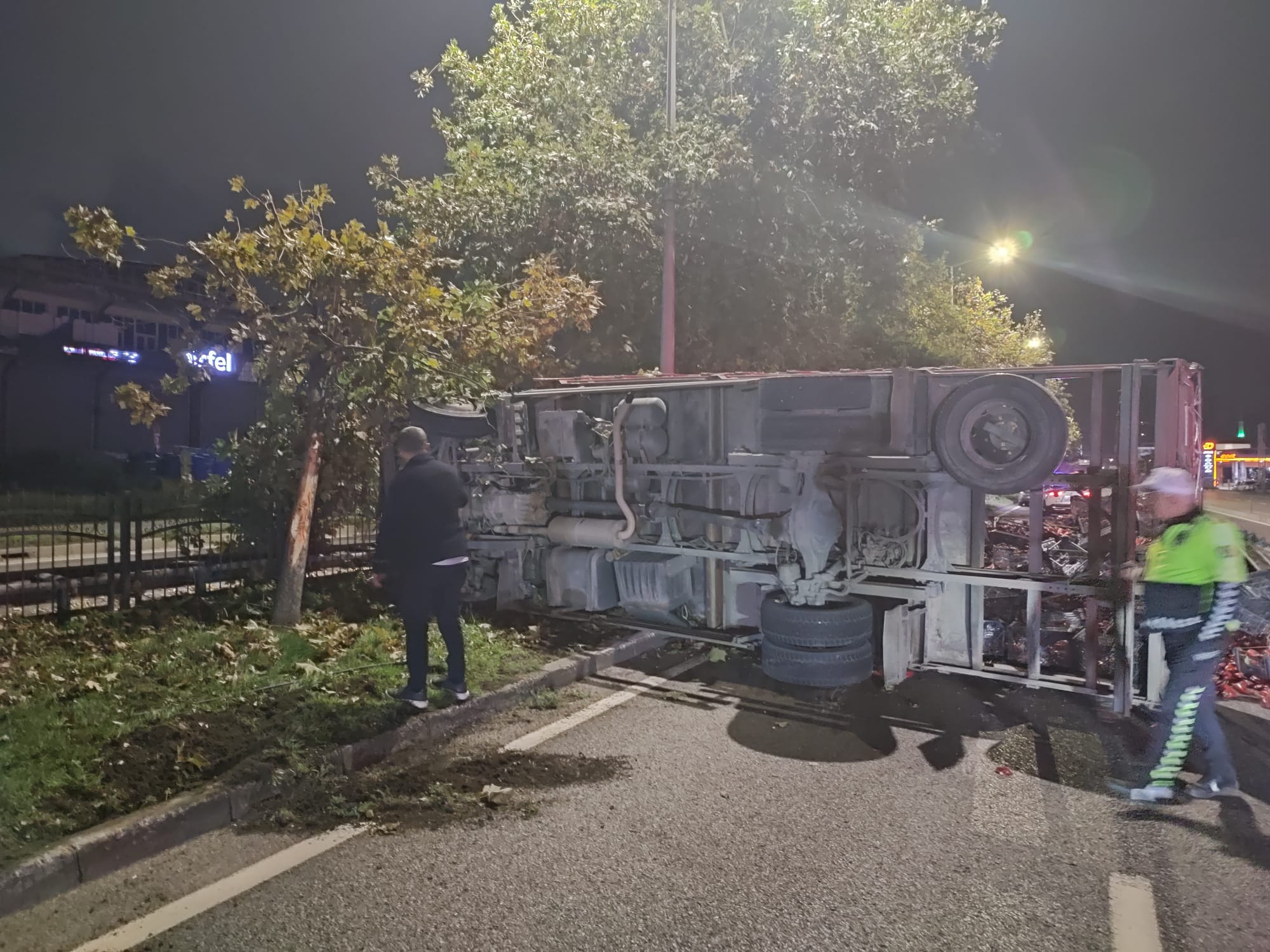 Samsun’da biber yüklü kamyonun devrilmesi sonucu 2 kişi yaralandı